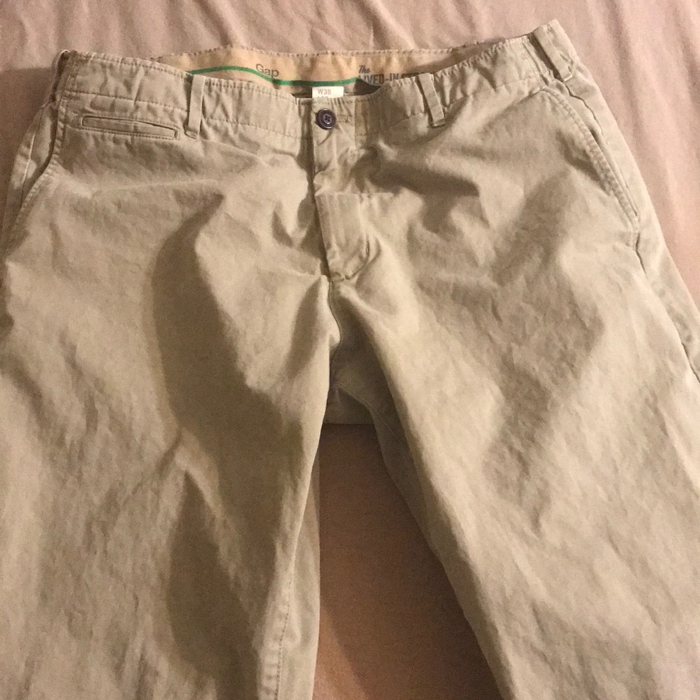 Men’s gap lives in straight khaki pants